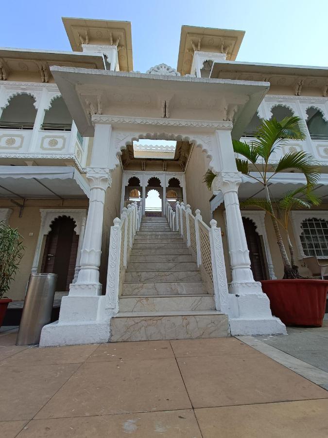 Hotel Gautam Lonavala Exteriör bild