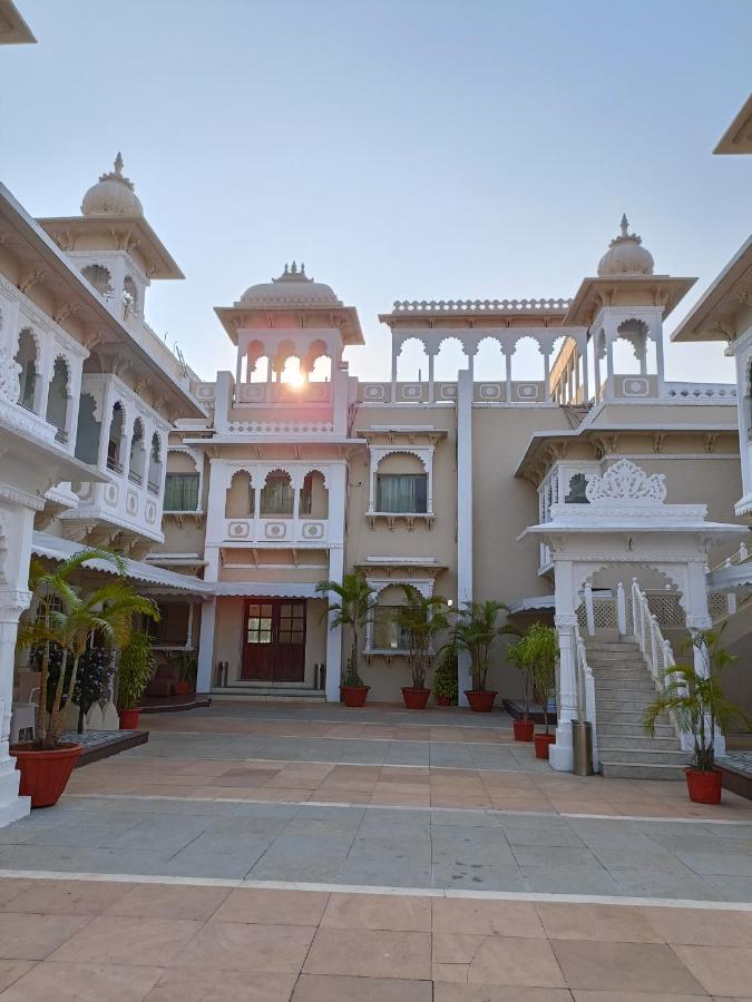 Hotel Gautam Lonavala Exteriör bild